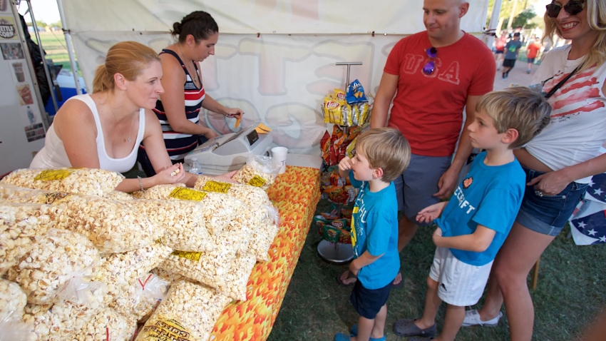 July 4th popcorn vendor