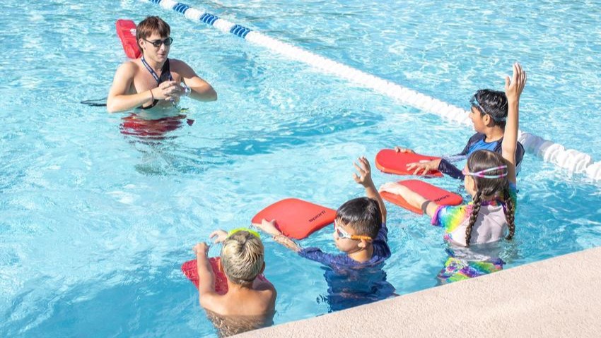 Group of kids in swim lessons