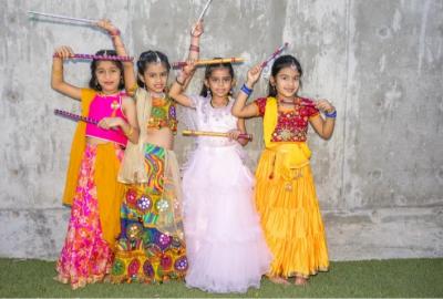 kids dancing at diwali