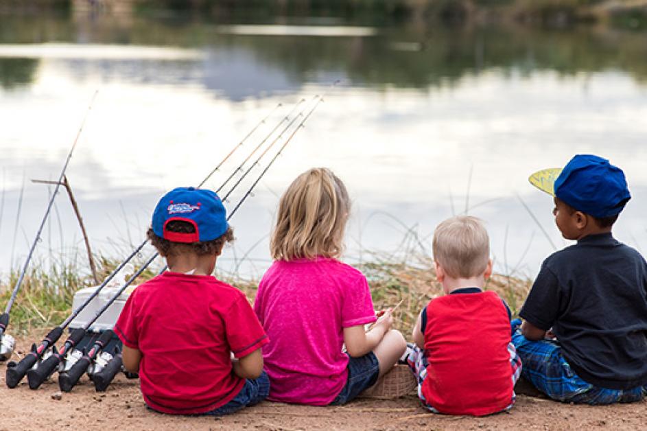 A group of kids at a fishing clinic at Veterans Oasis Park