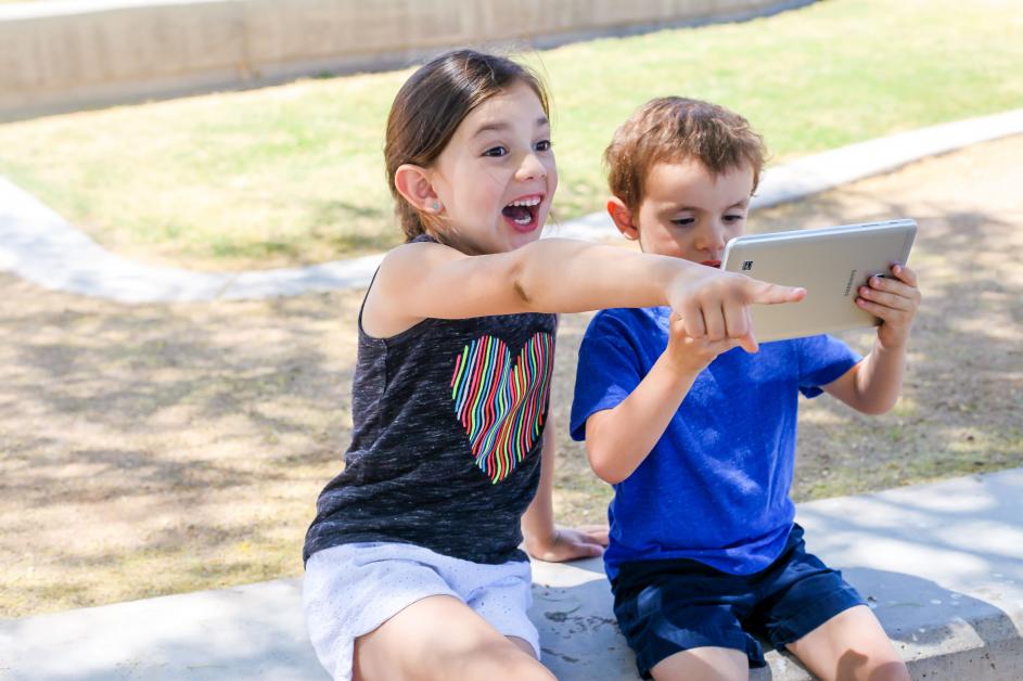 kids playing agents of discovery