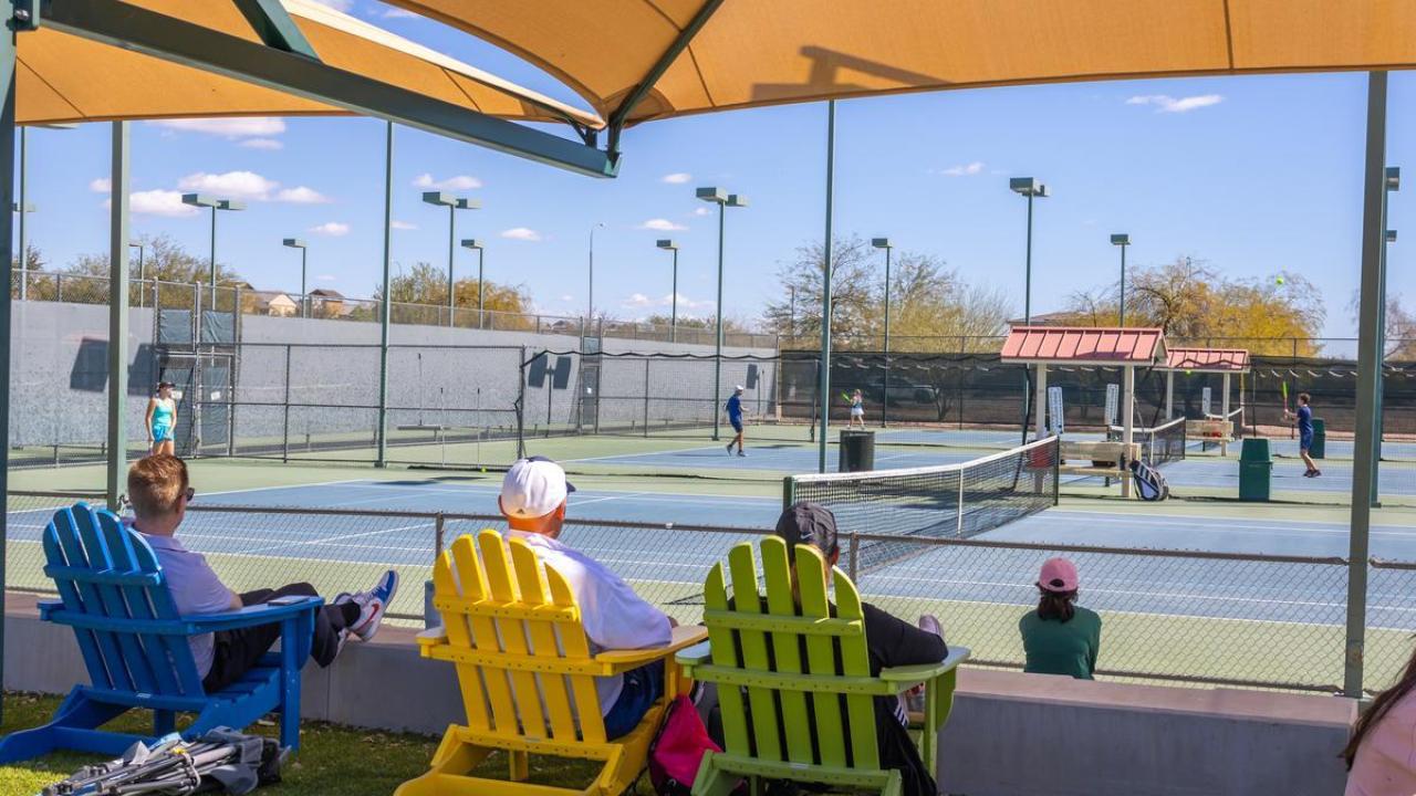 people watch tennis play