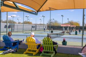 people watch tennis play